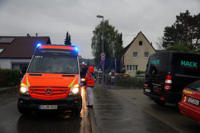 Kirchheim Oetlingen: Blitzeinschlag in einen Baum, direkt an einem Wohnhaus - Bewohner loescht den Brand mit Feuerloescher